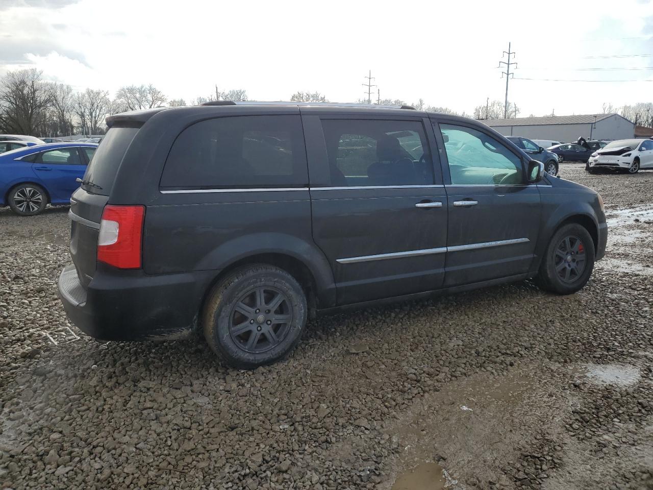 2013 Chrysler Town & Country - Image 3