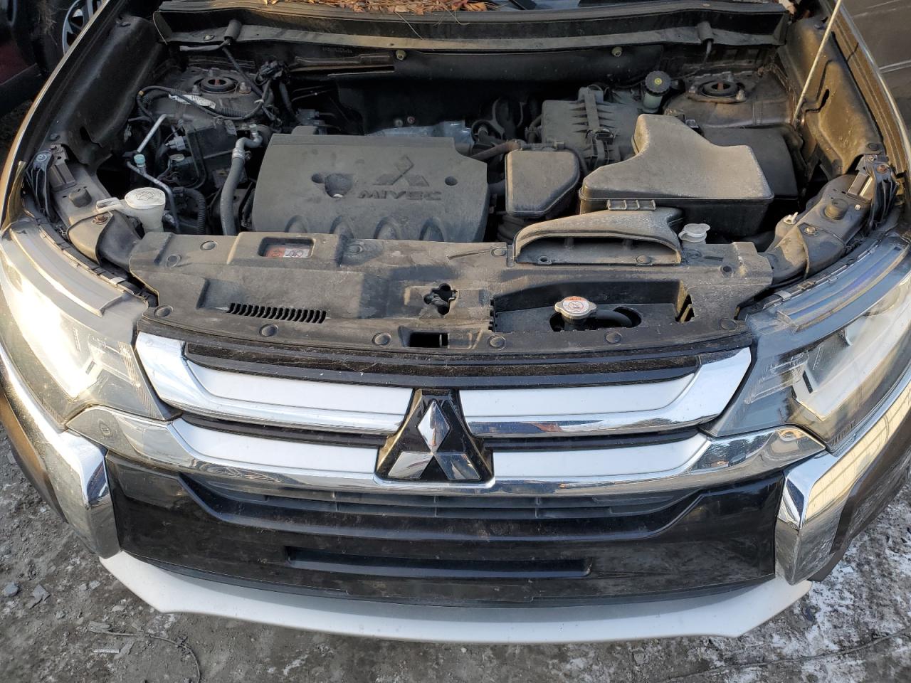 2016 Mitsubishi Outlander - Image 12