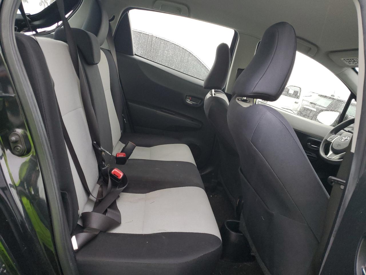 2013 Toyota Yaris - Image 10