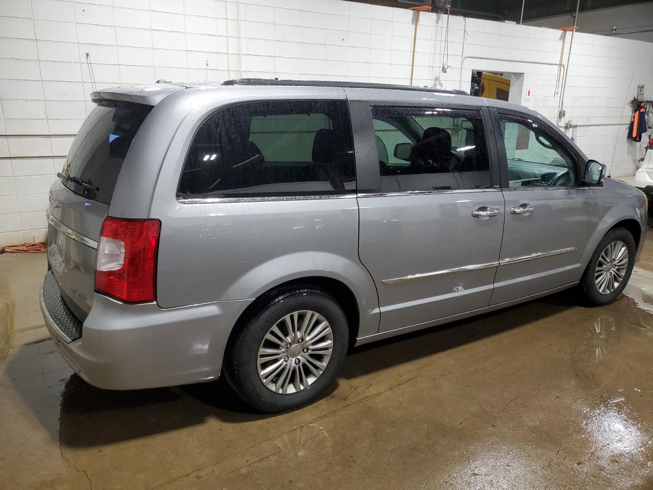 2014 Chrysler Town & Country - Image 3