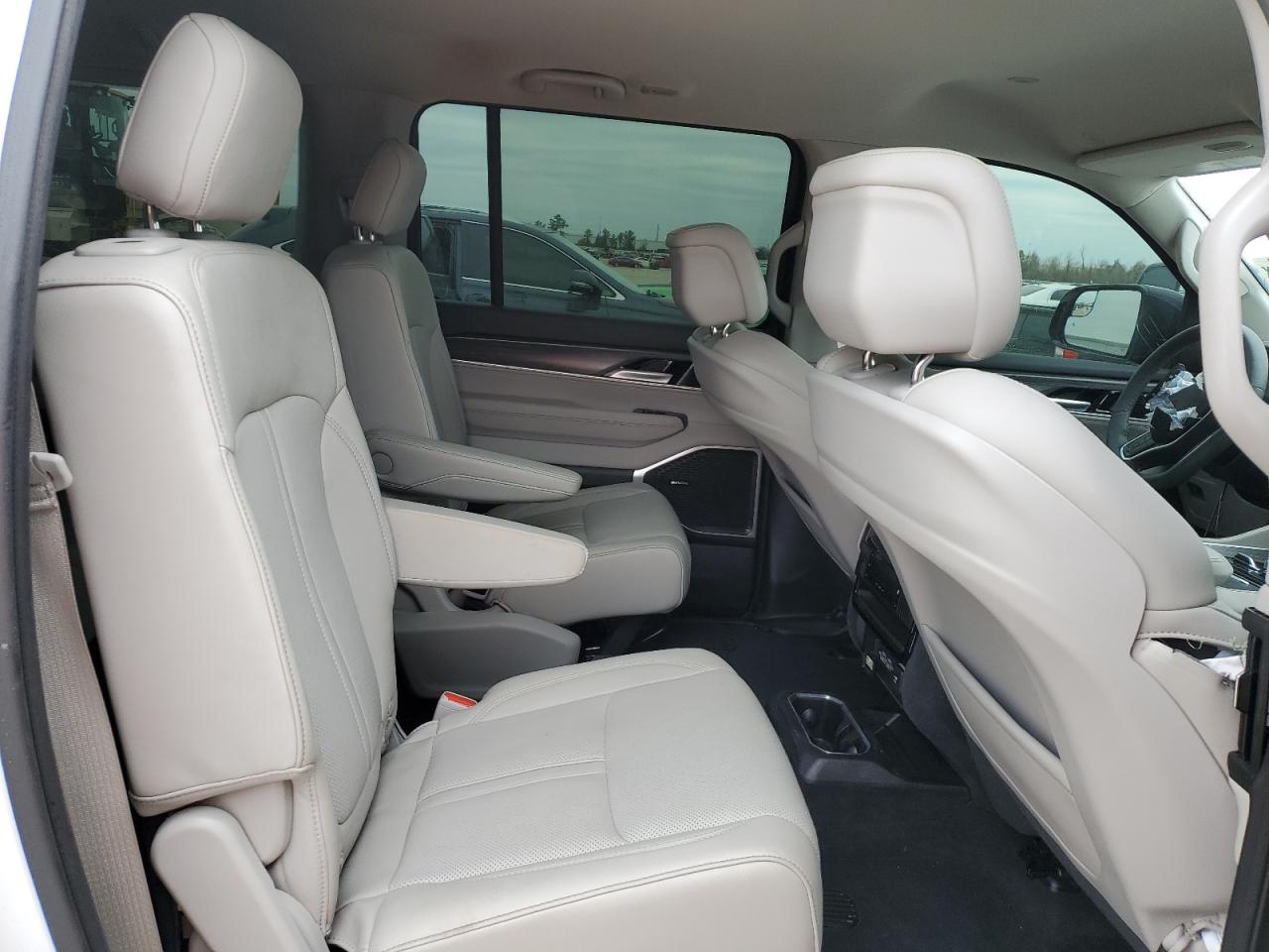 2024 Jeep Wagoneer L Series Ii VIN: 1C4SJSBP8RS151651 Lot: 41797755