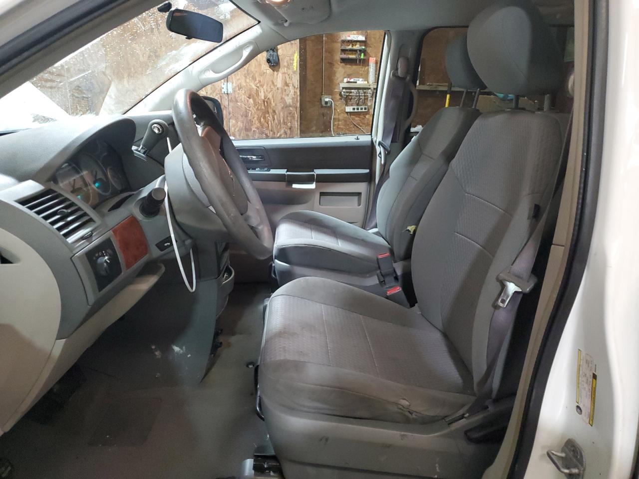 2008 Chrysler Town & Country - Image 7