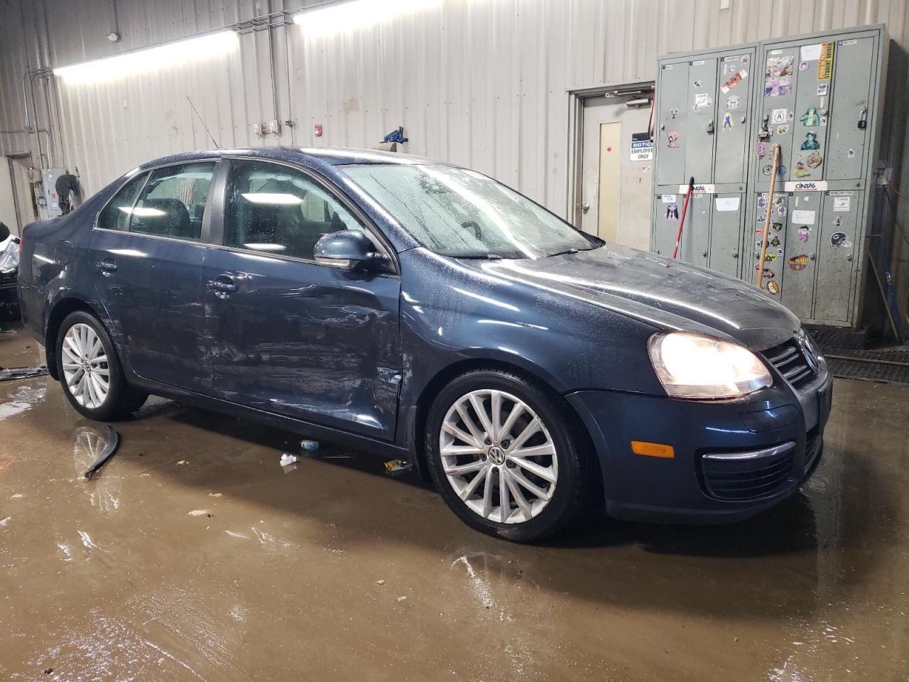 2010 Volkswagen Jetta - Image 4
