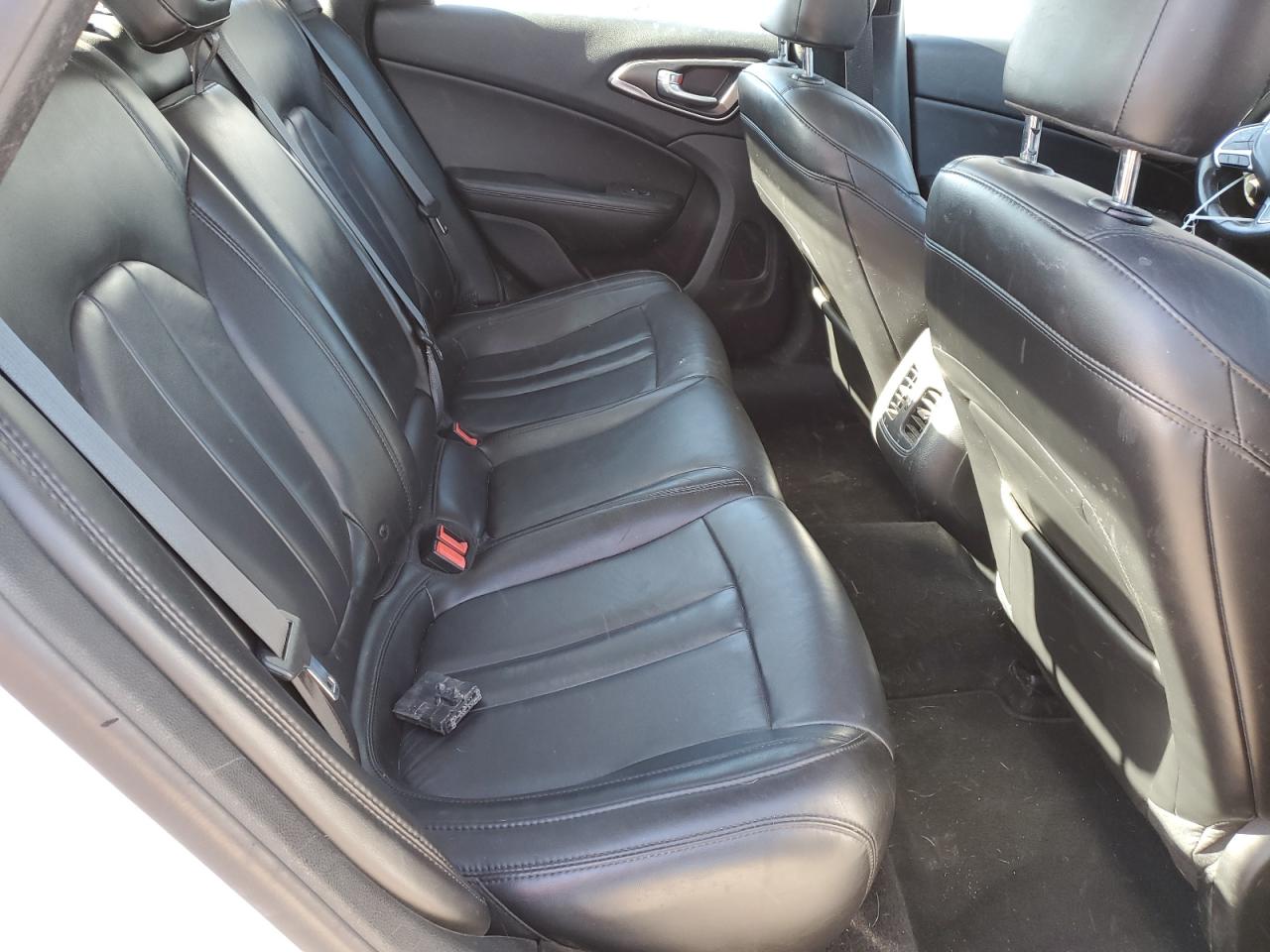 2016 Chrysler 200 - Image 10