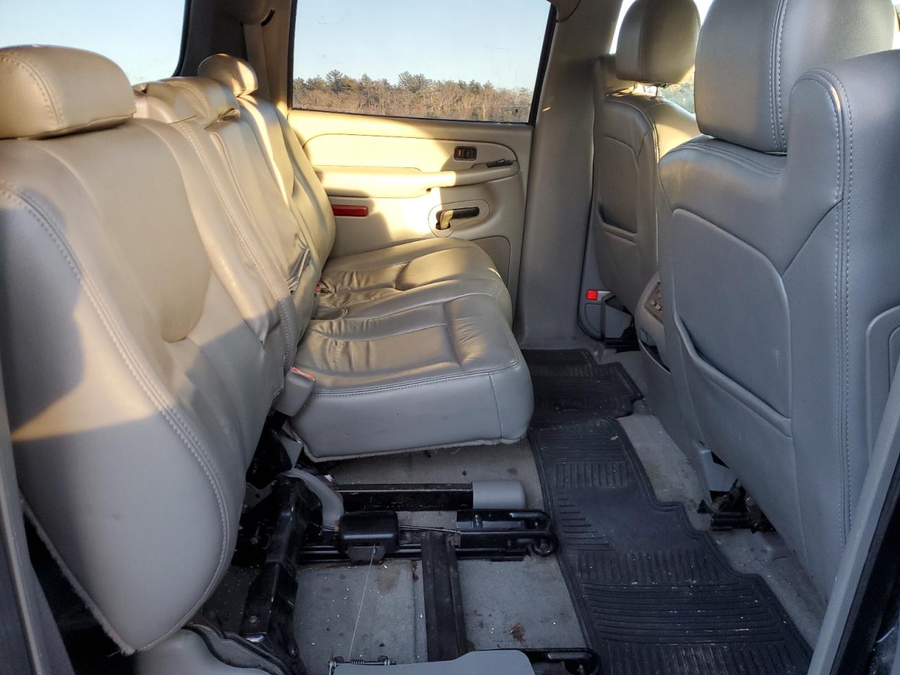 2006 Chevrolet Suburban - Image 11