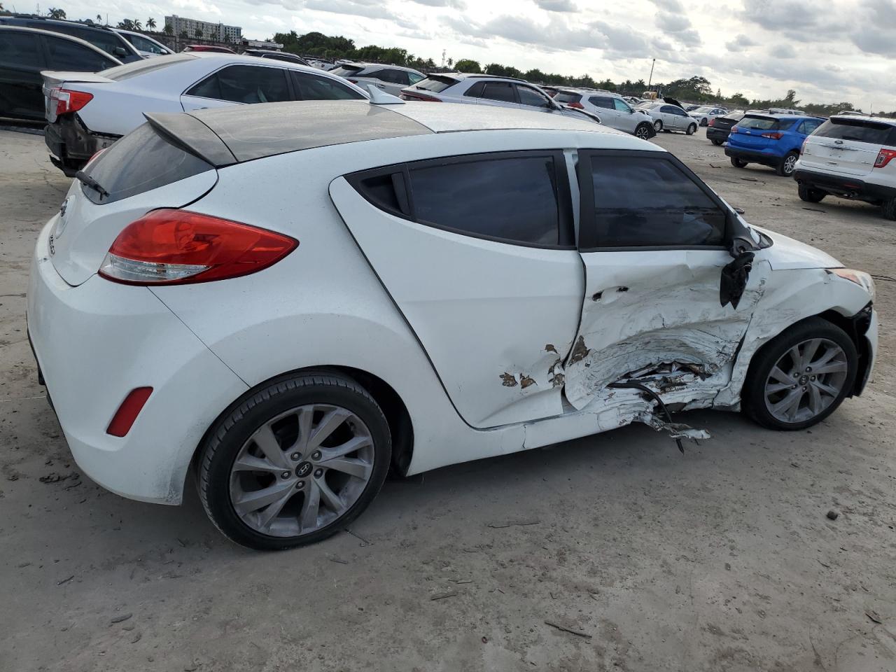 2016 Hyundai Veloster - Image 3