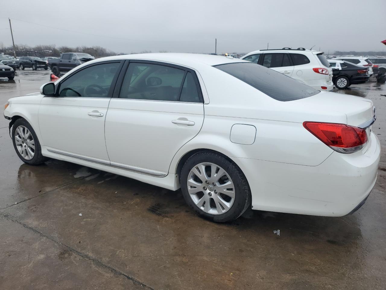 2011 Toyota Avalon - Image 2