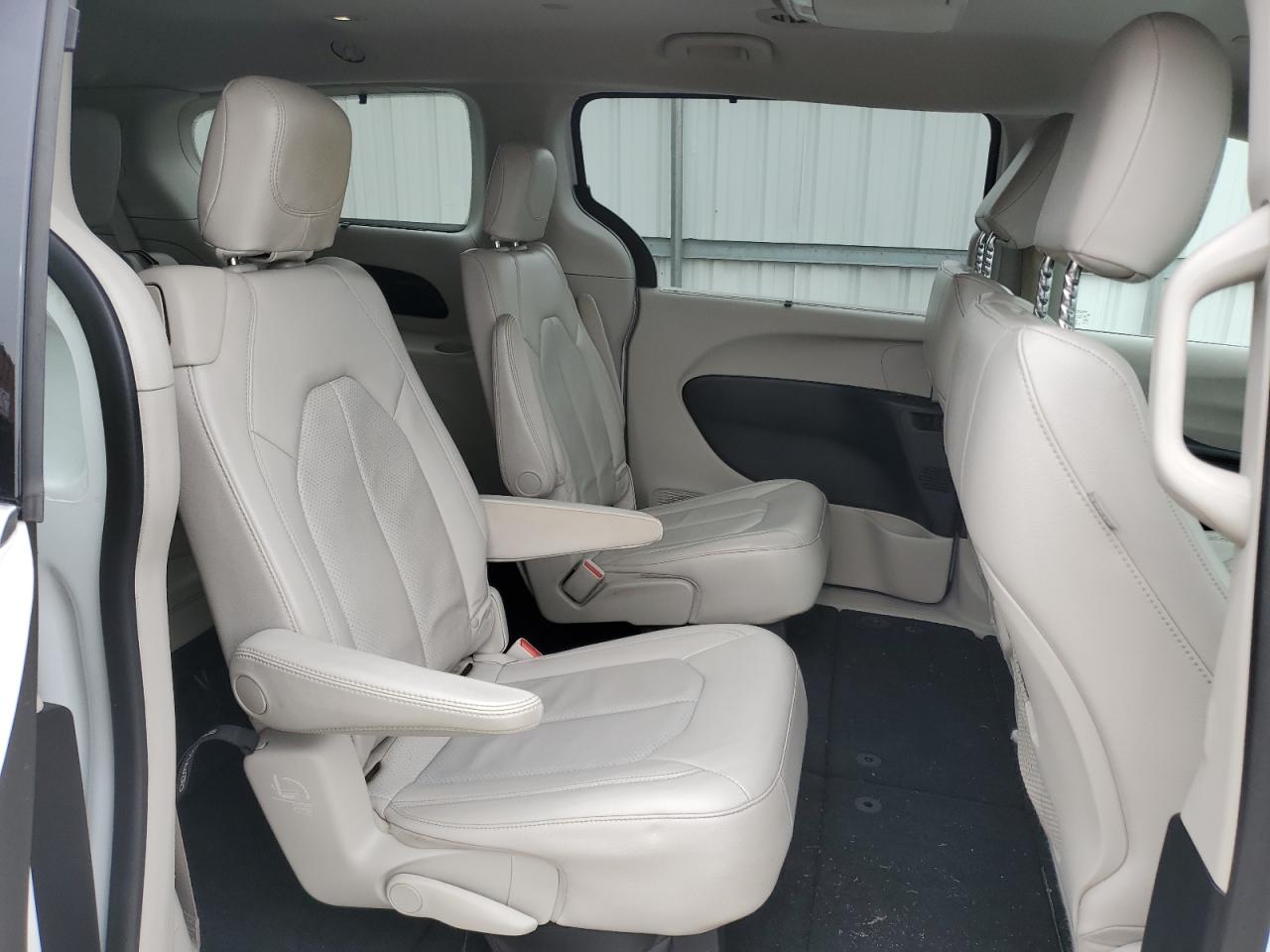 2018 Chrysler Pacifica - Image 11