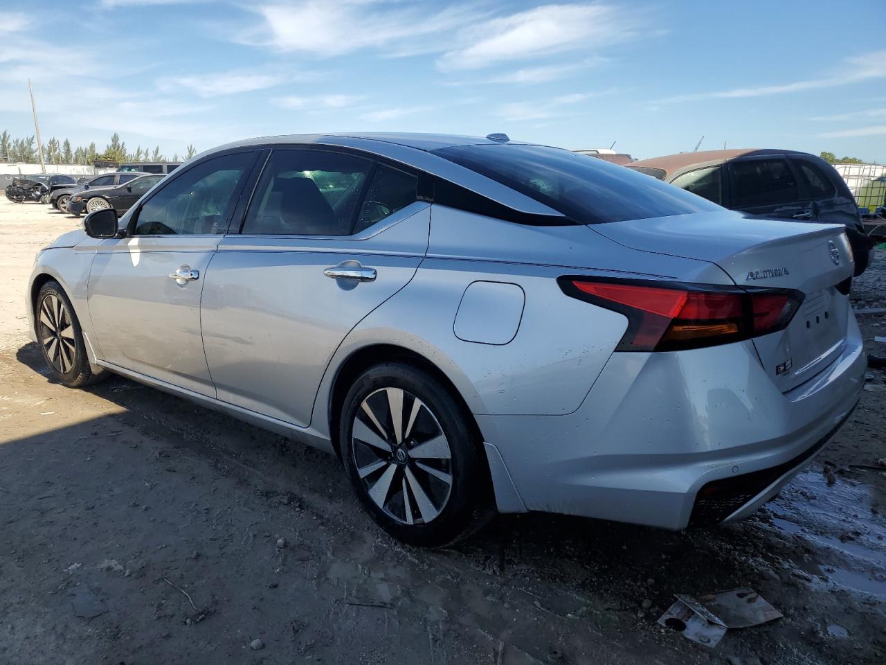 2019 Nissan Altima - Image 2