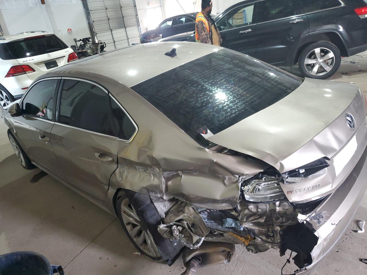 2016 Volkswagen Passat - Image 2
