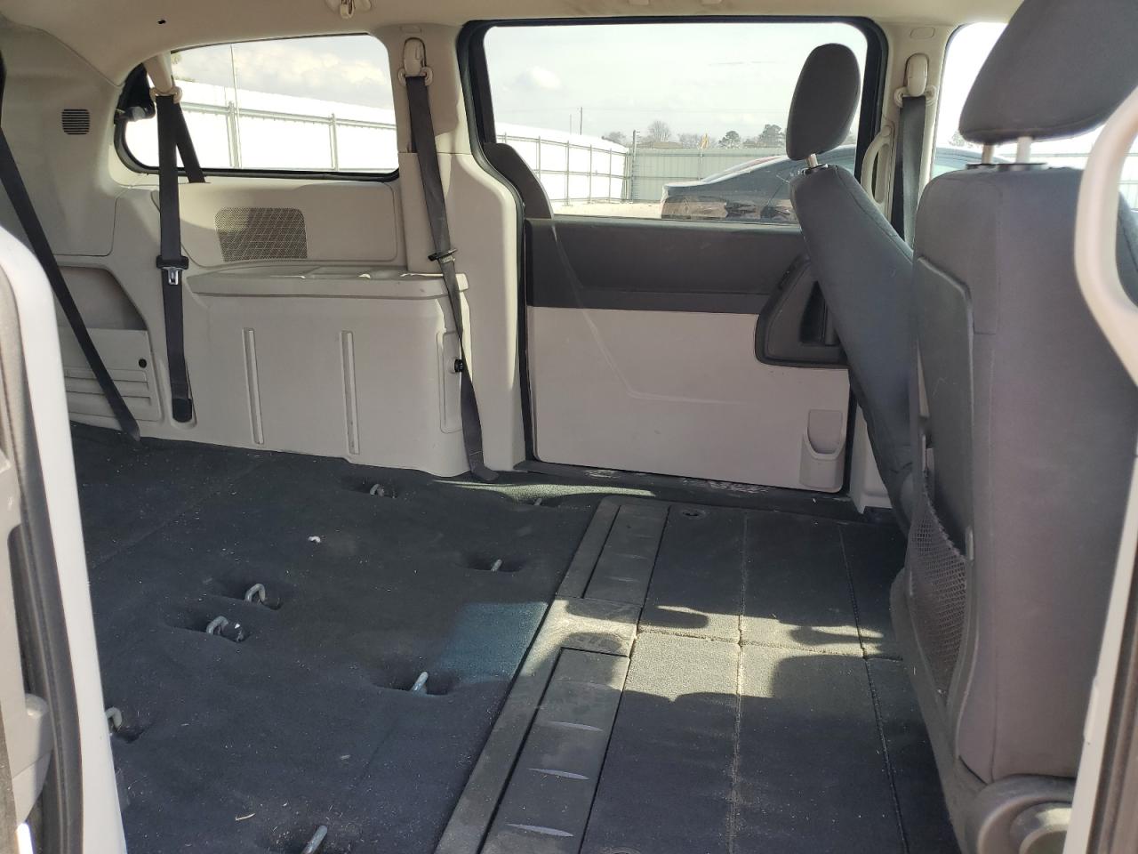 2010 Dodge Caravan - Image 11