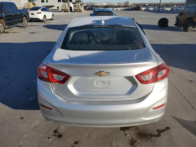 Sedans CHEVROLET CRUZE 2017 Srebrny