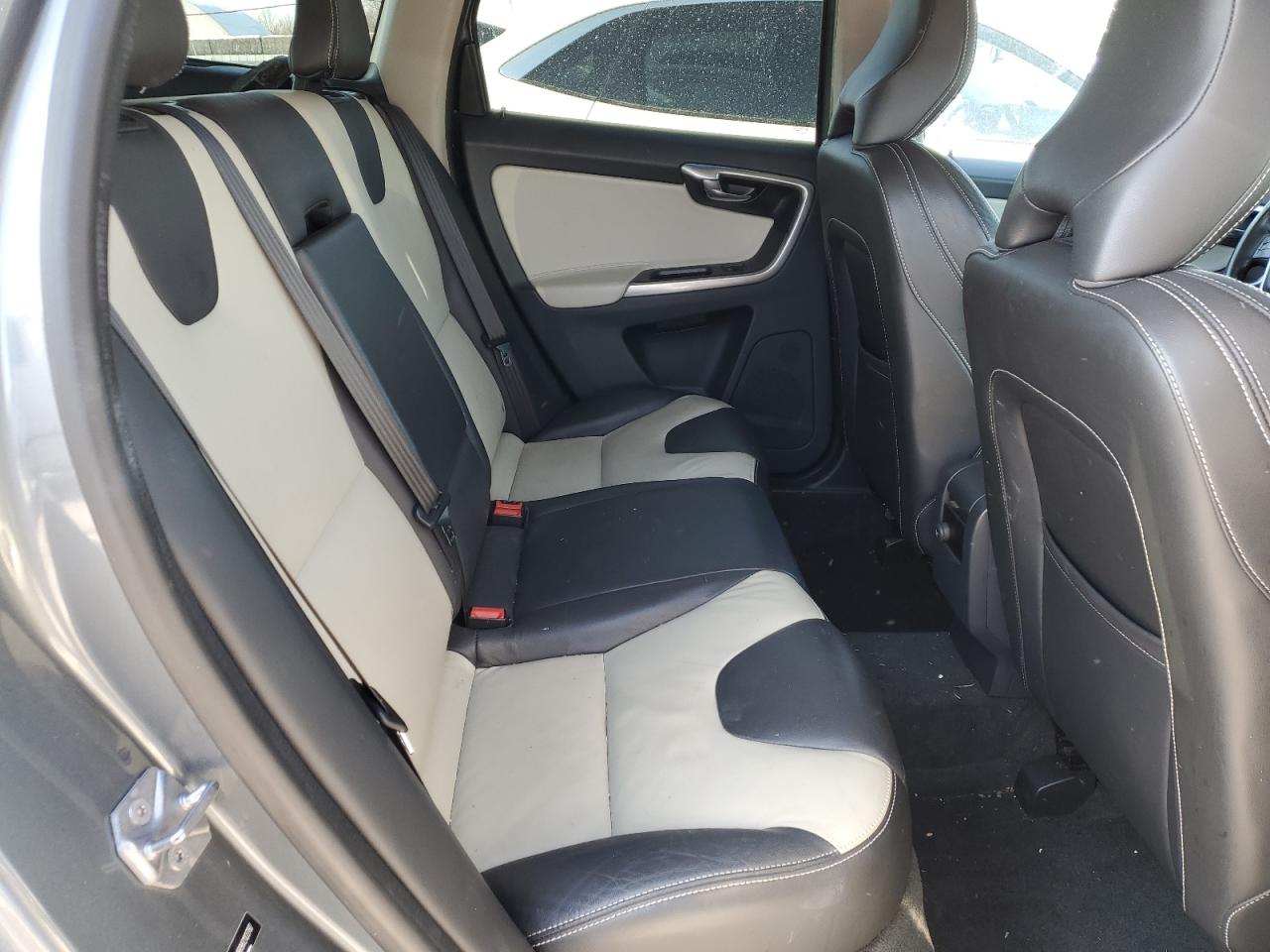 2017 Volvo XC60 - Image 10