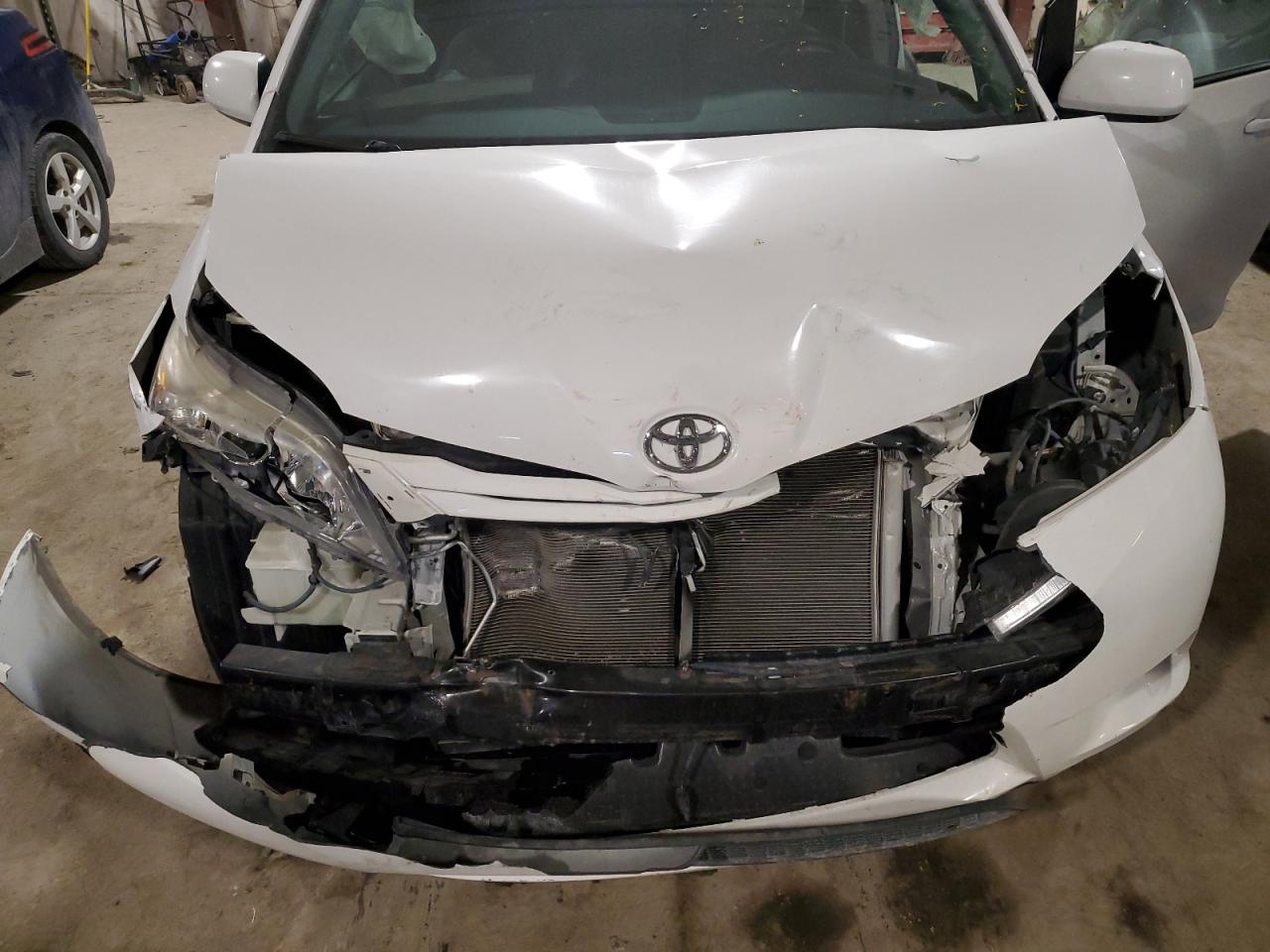 2015 Toyota Sienna - Image 13