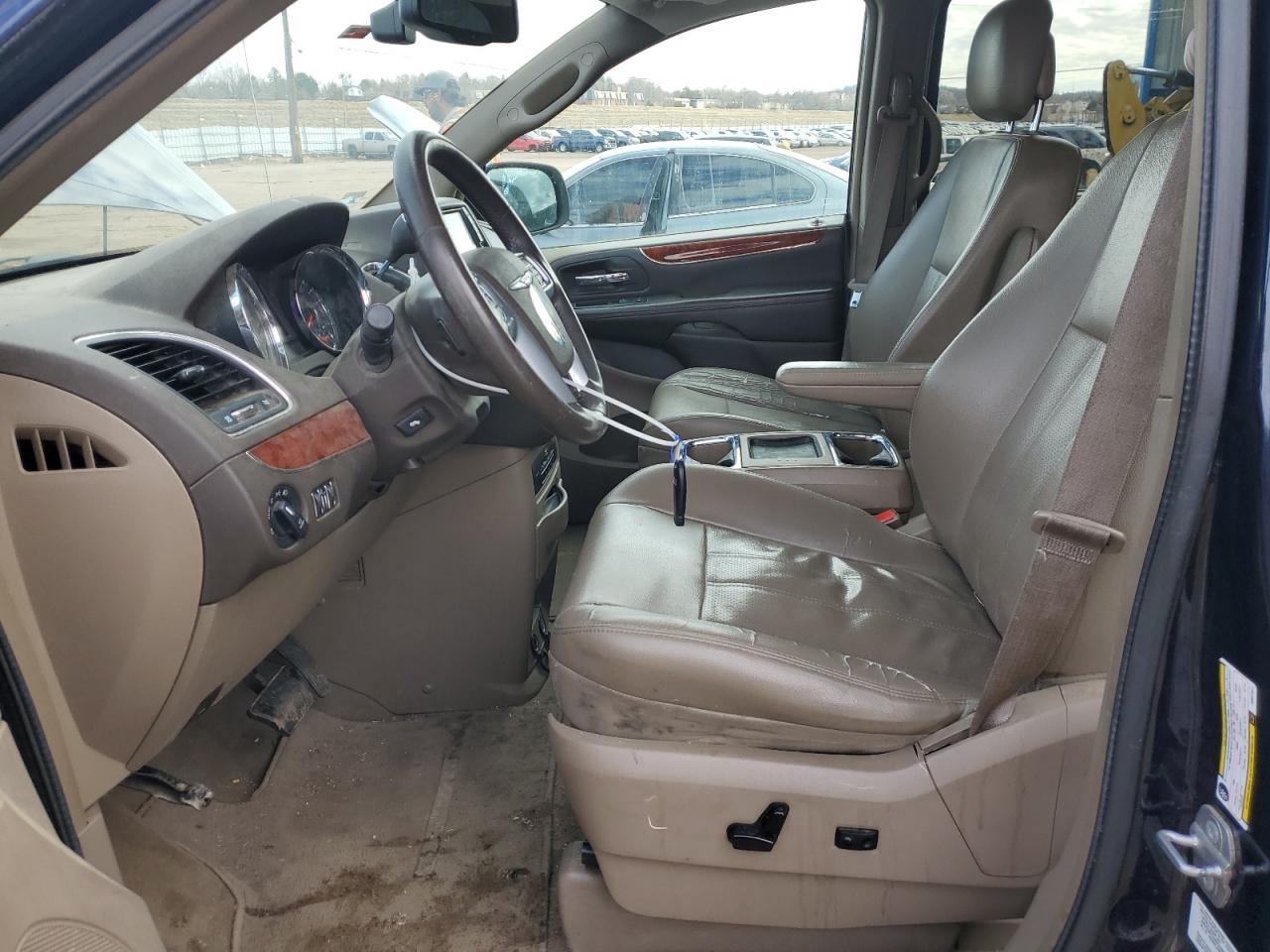 2013 Chrysler Town & Country - Image 7