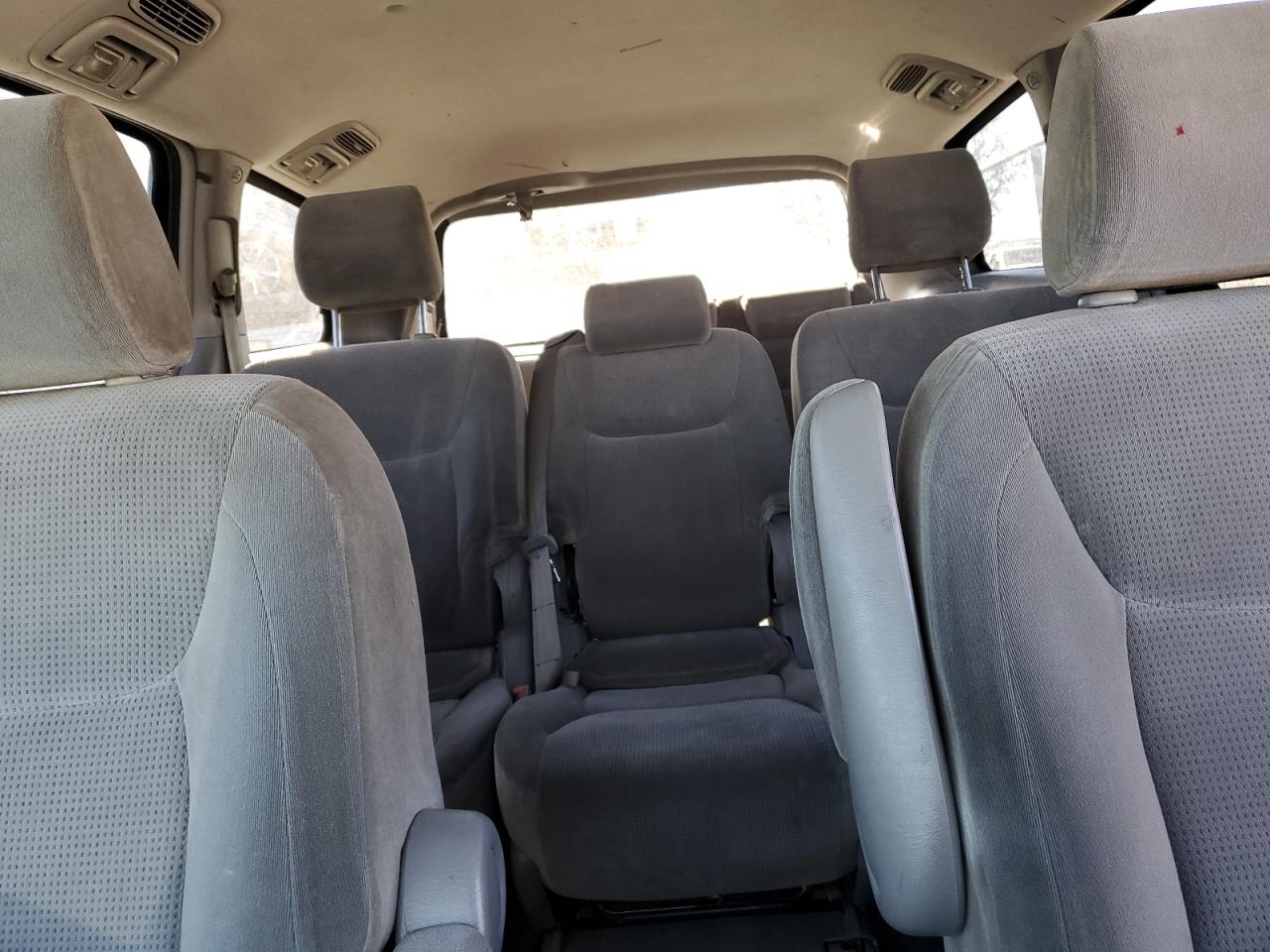 2004 Toyota Sienna - Image 10