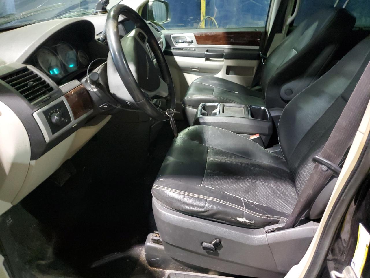 2010 Chrysler Town & Country - Image 7