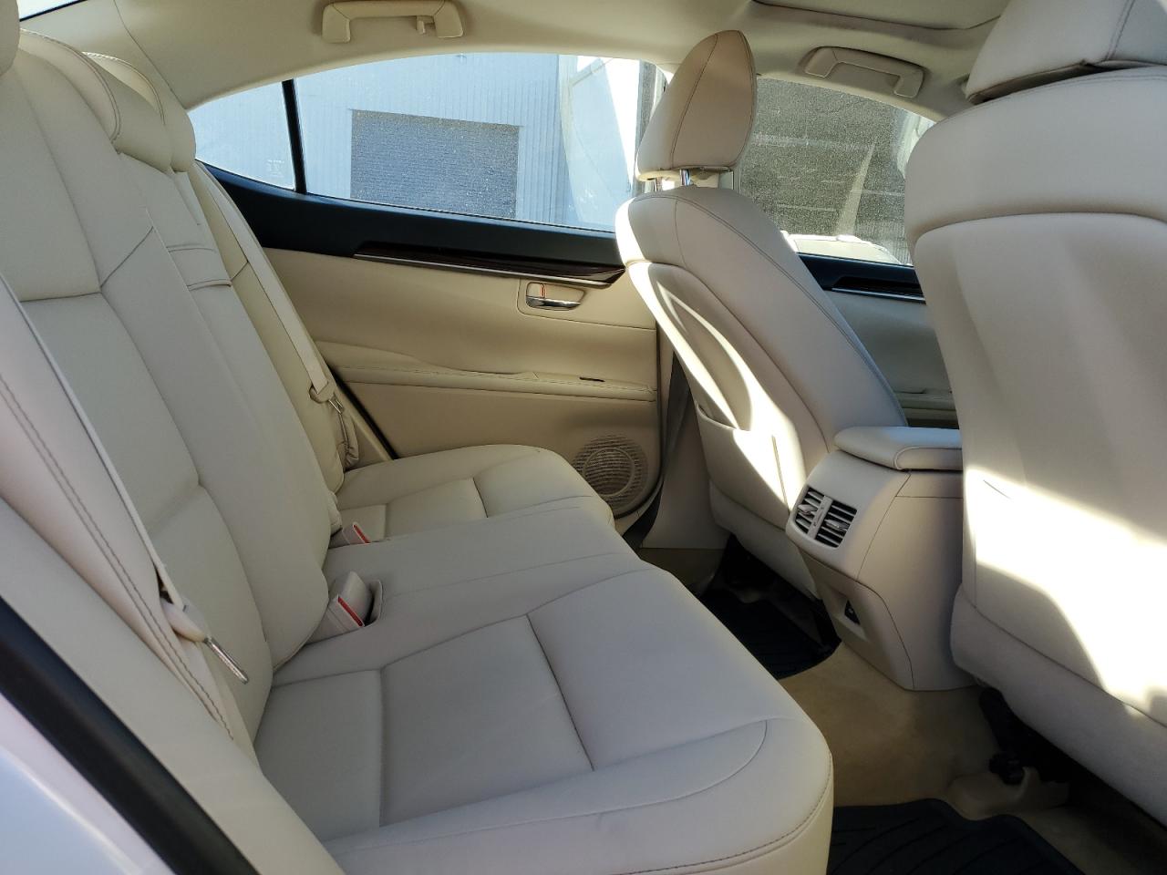 2013 Lexus ES - Image 10