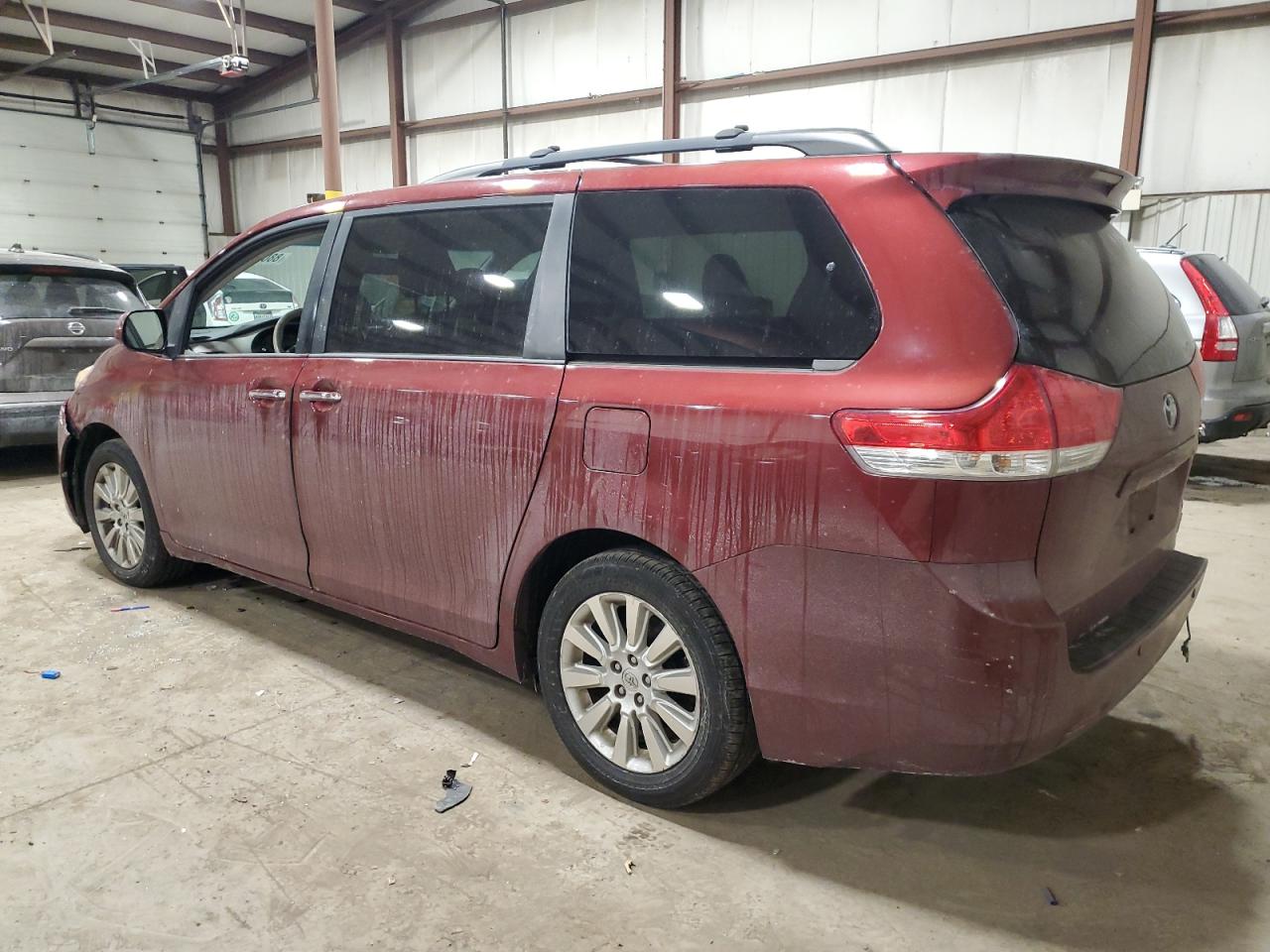 2014 Toyota Sienna - Image 2