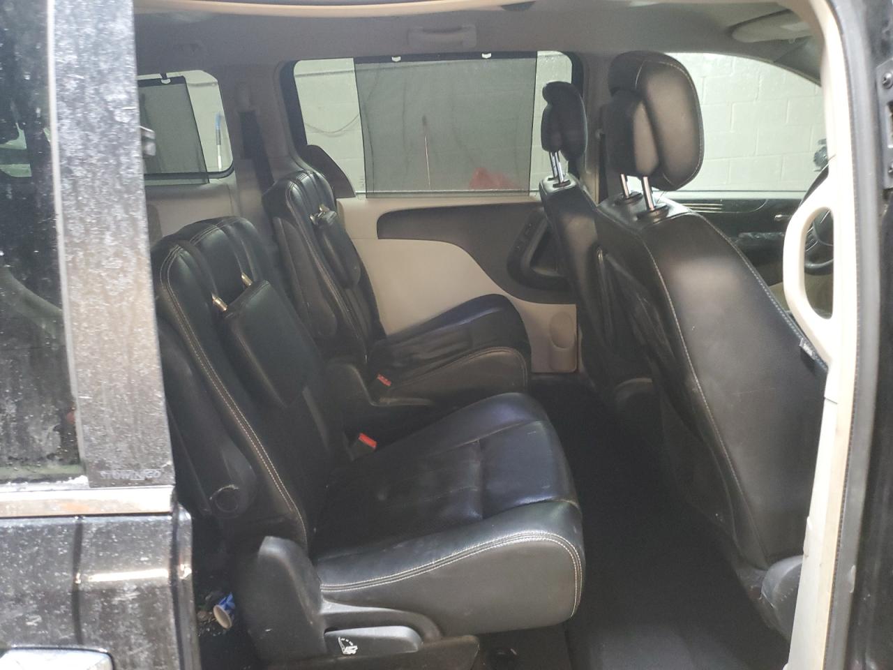 2014 Chrysler Town & Country - Image 11