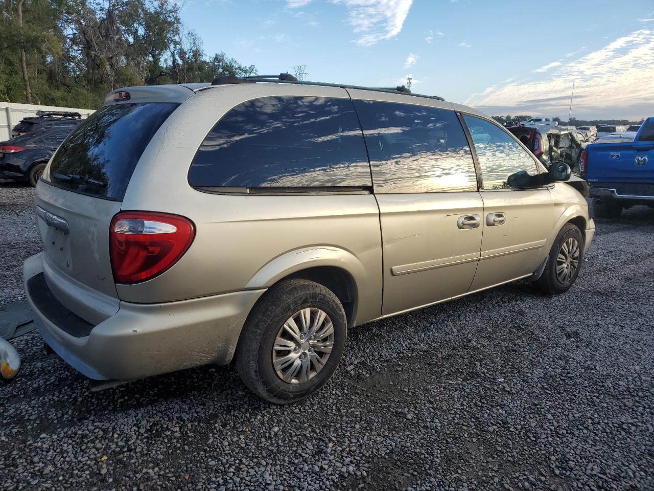 2005 Chrysler Town & Country - Image 3
