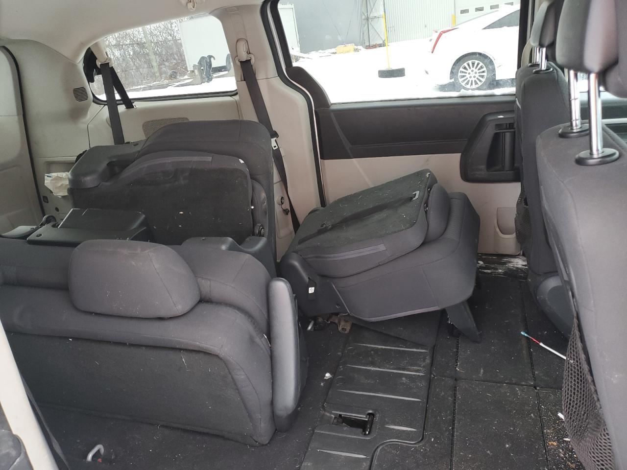 2010 Dodge Caravan - Image 11