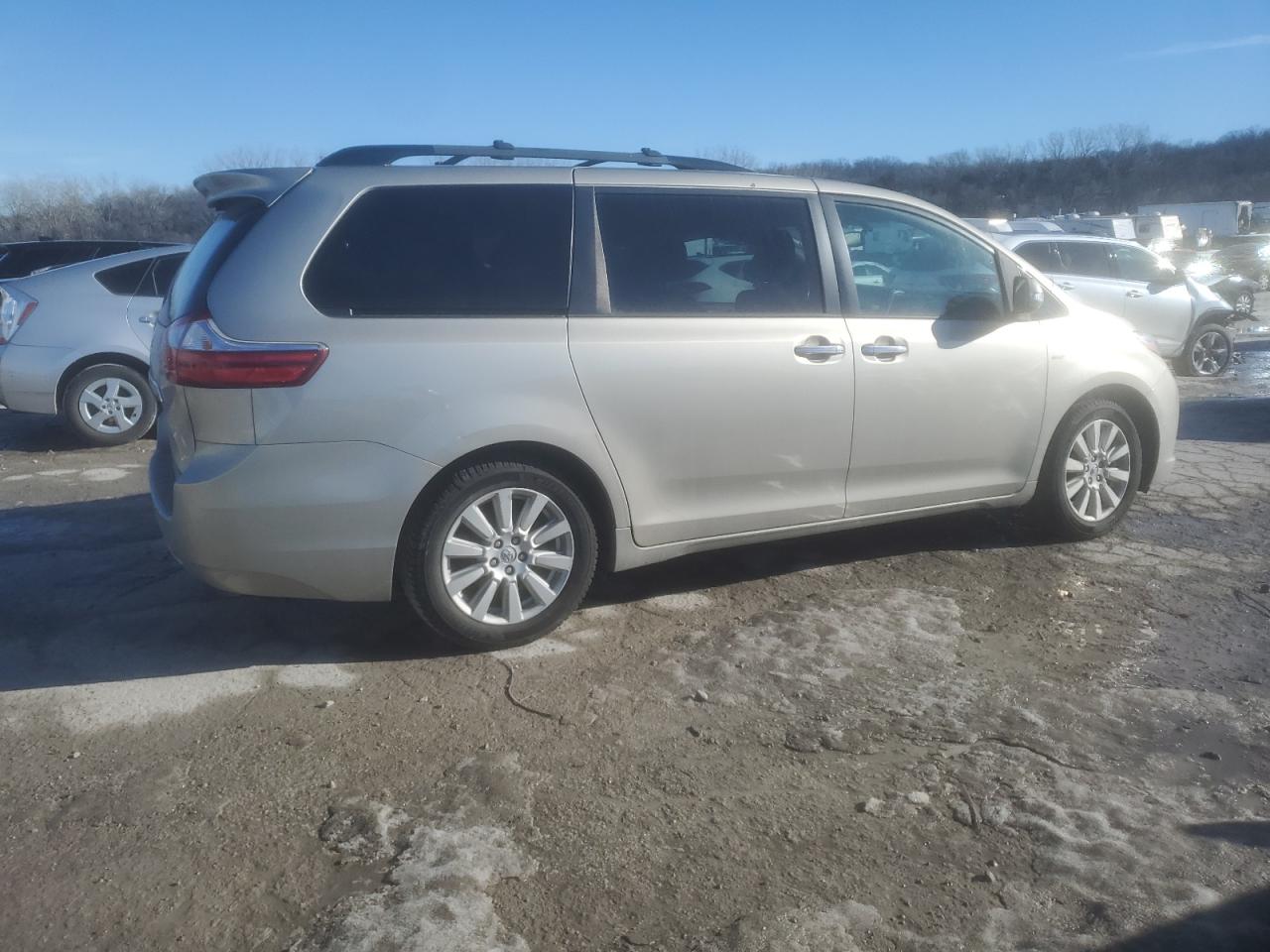 2017 Toyota Sienna - Image 3