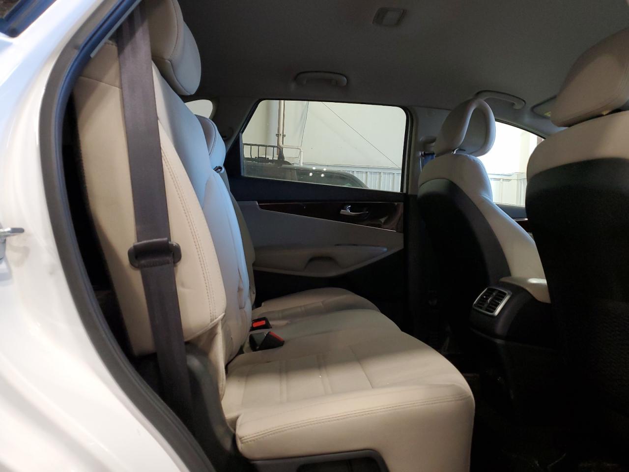 2016 Kia Sorento - Image 11