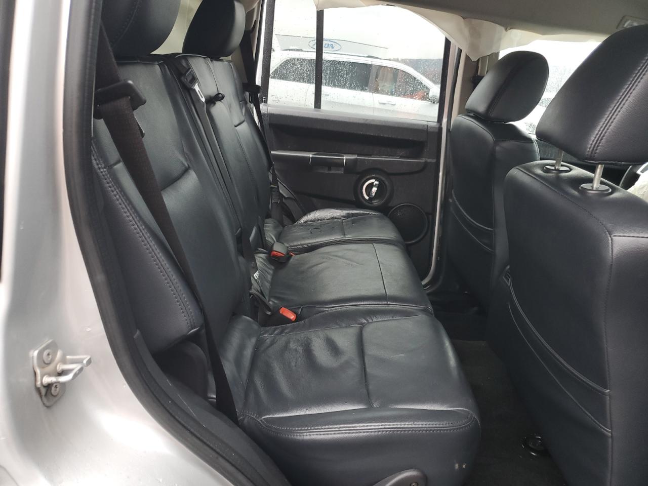 2010 Jeep Commander - Image 11