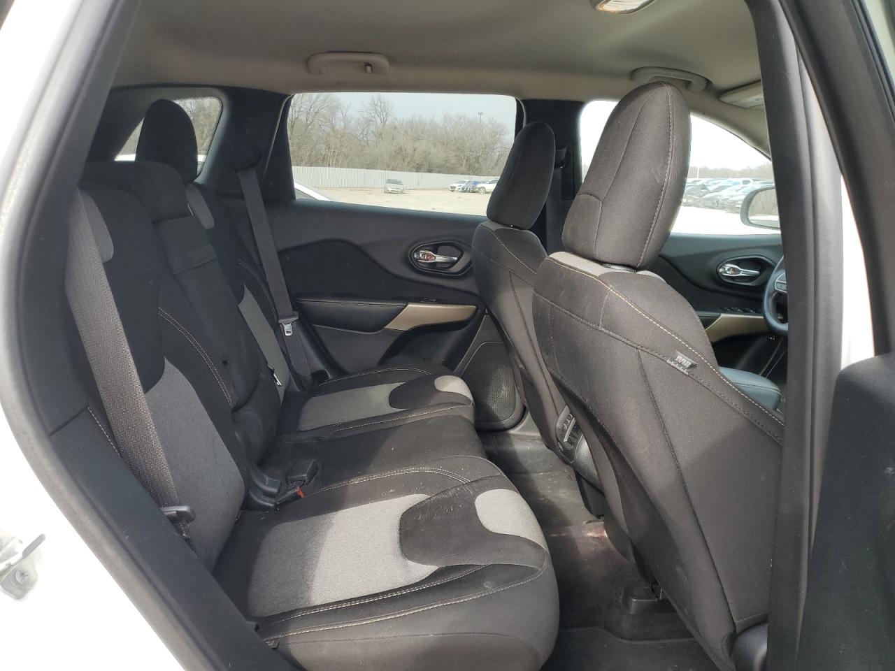 2017 Jeep Grand Cherokee - Image 12