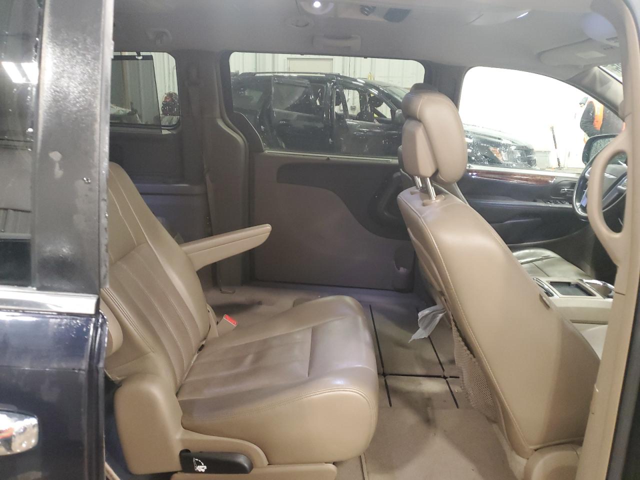 2011 Chrysler Town & Country - Image 11