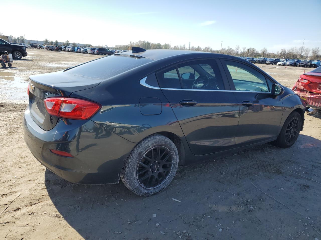 2018 Chevrolet Cruze - Image 3