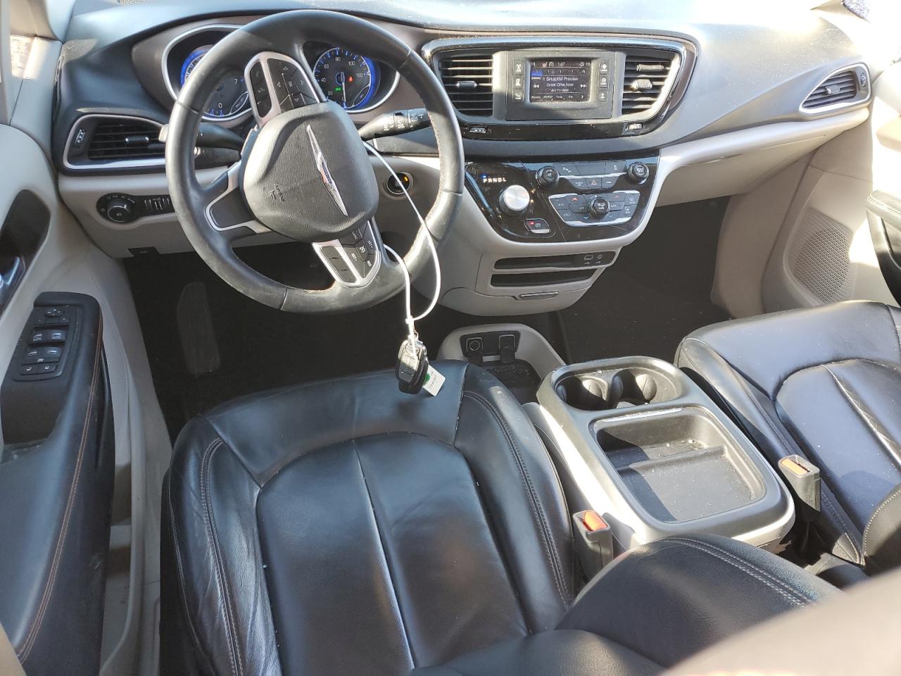 2017 Chrysler Pacifica - Image 8