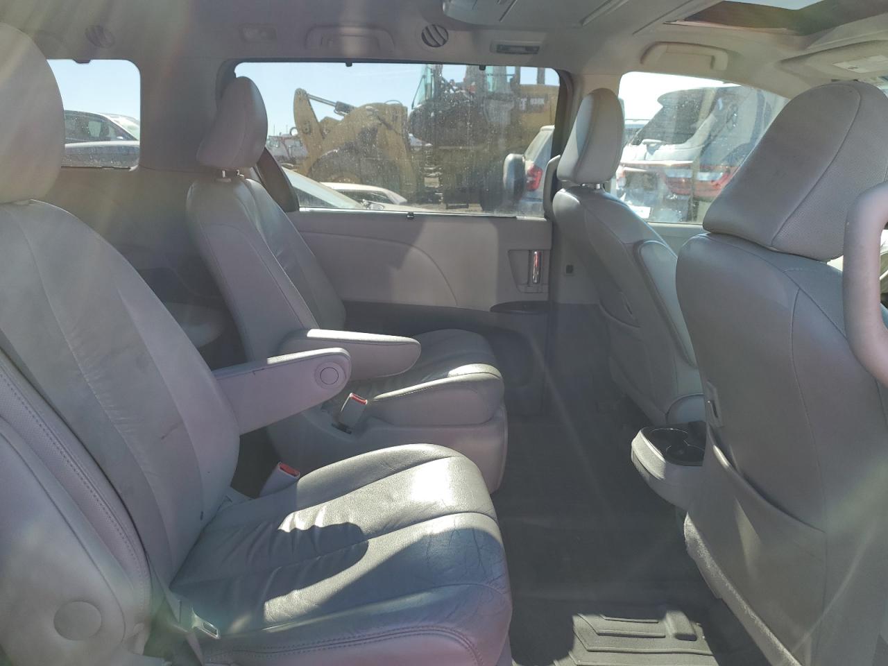 2011 Toyota Sienna - Image 11