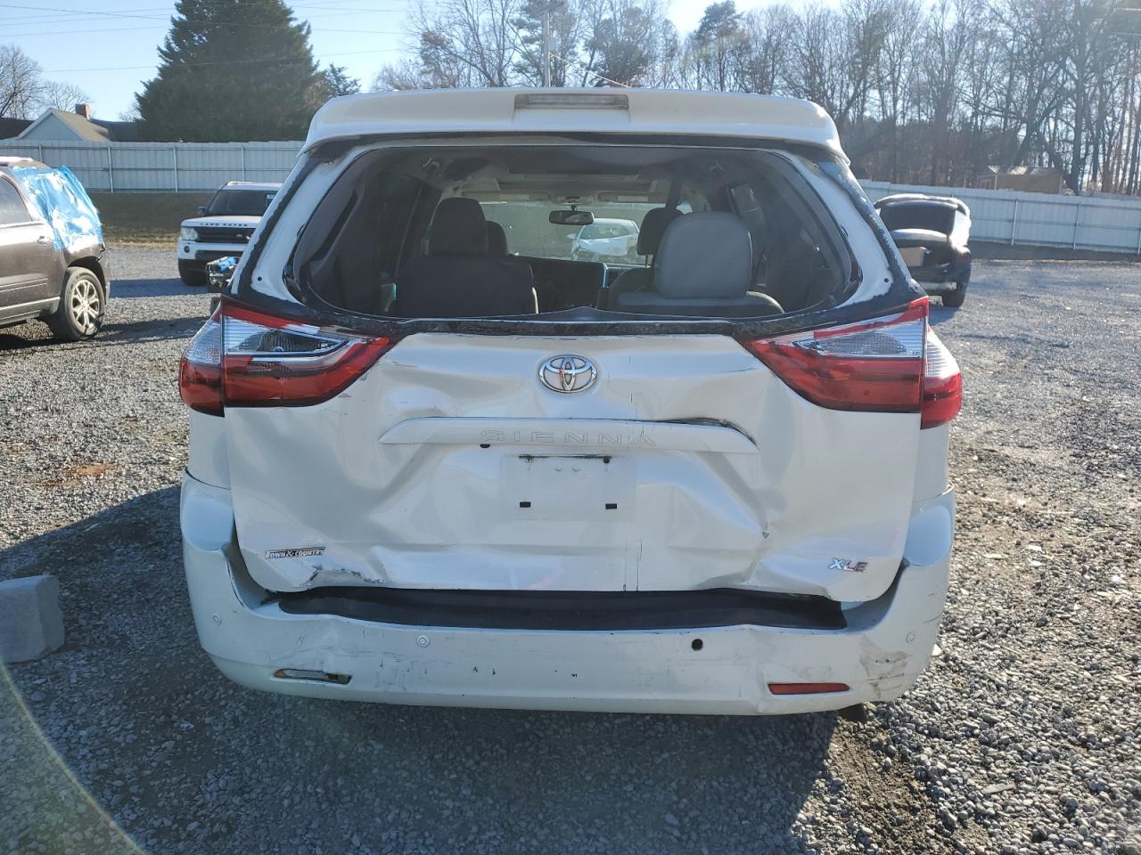 2016 Toyota Sienna - Image 6