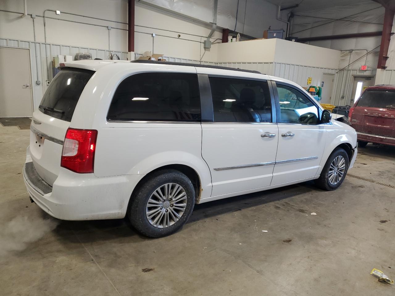 2014 Chrysler Town & Country - Image 3