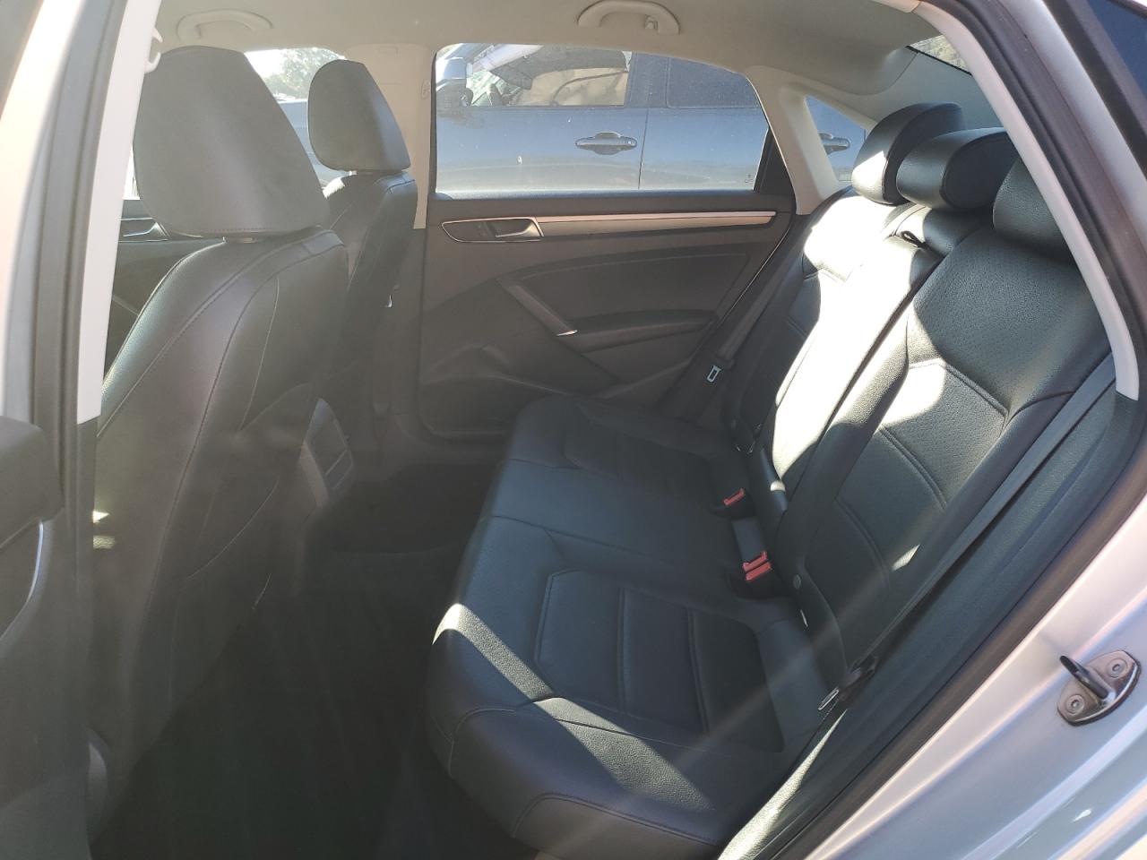 2017 Volkswagen Passat - Image 10
