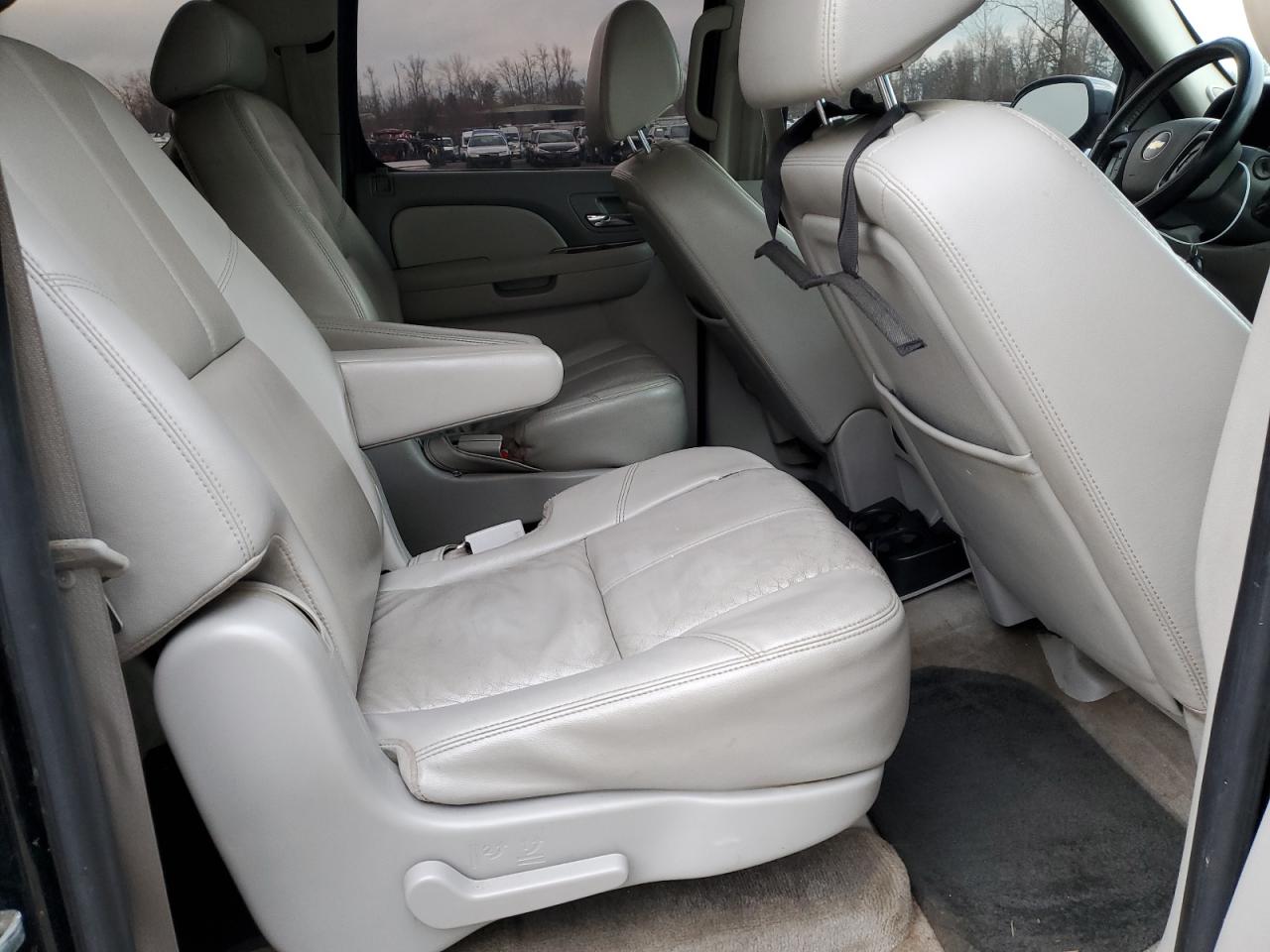 2008 Chevrolet Suburban - Image 11