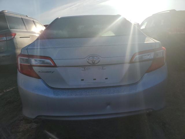 Sedans TOYOTA CAMRY 2012 Srebrny