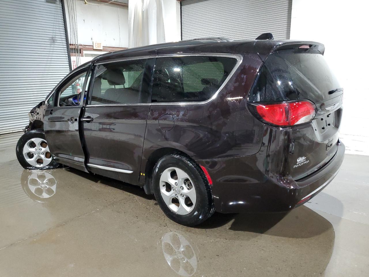 2017 Chrysler Pacifica - Image 2
