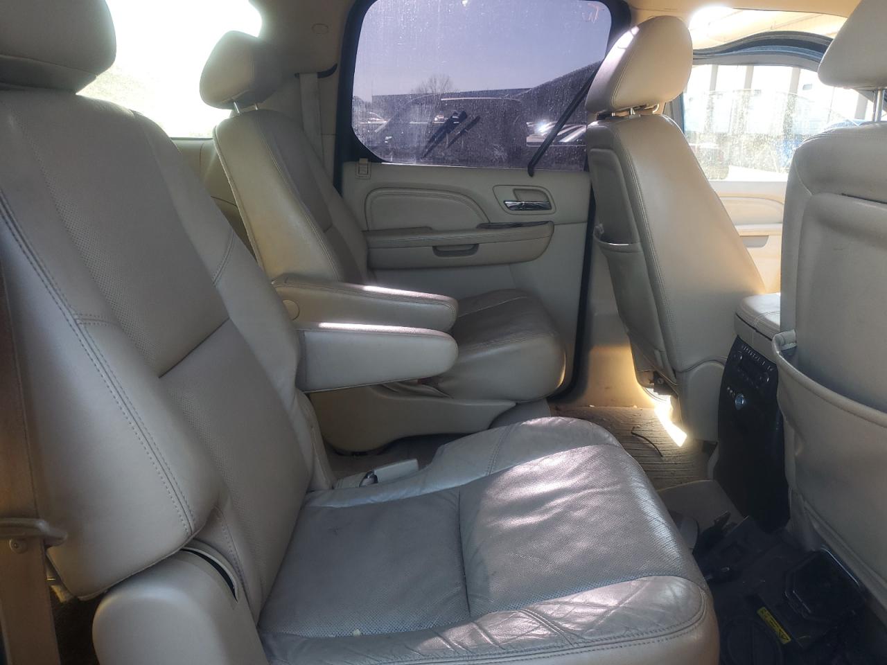 2010 Cadillac Escalade - Image 11