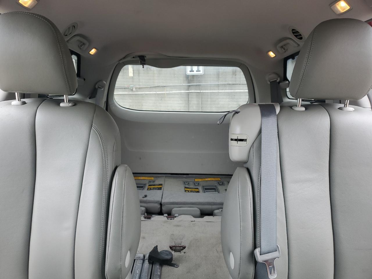 2013 Toyota Sienna - Image 10