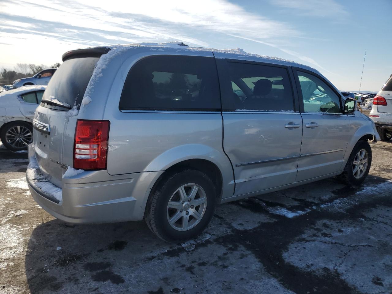 2009 Chrysler Town & Country - Image 3