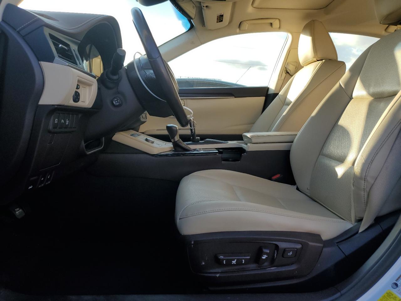 2017 Lexus ES - Image 7