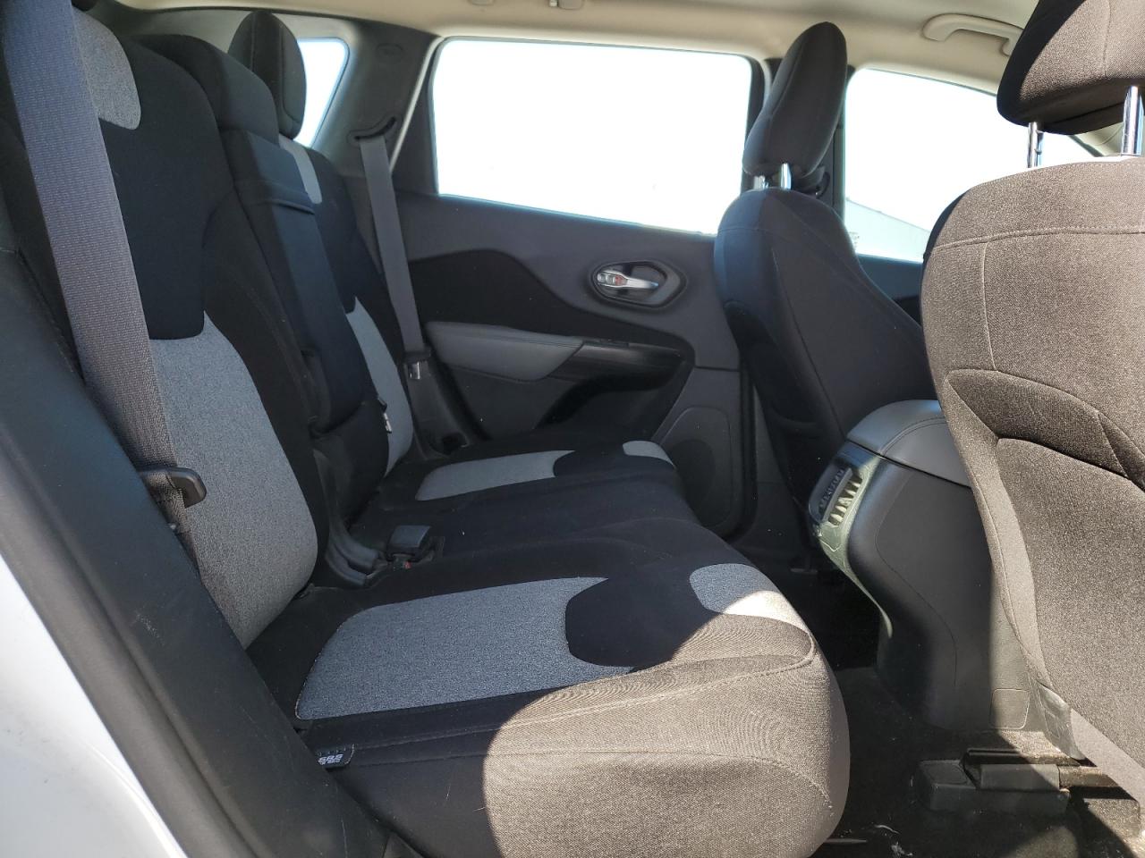 2014 Jeep Grand Cherokee - Image 11