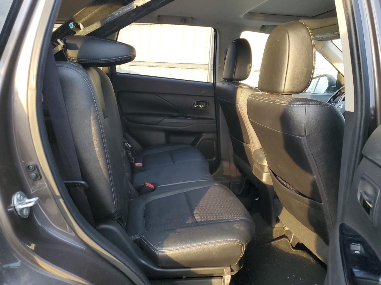 2016 Mitsubishi Outlander - Image 11