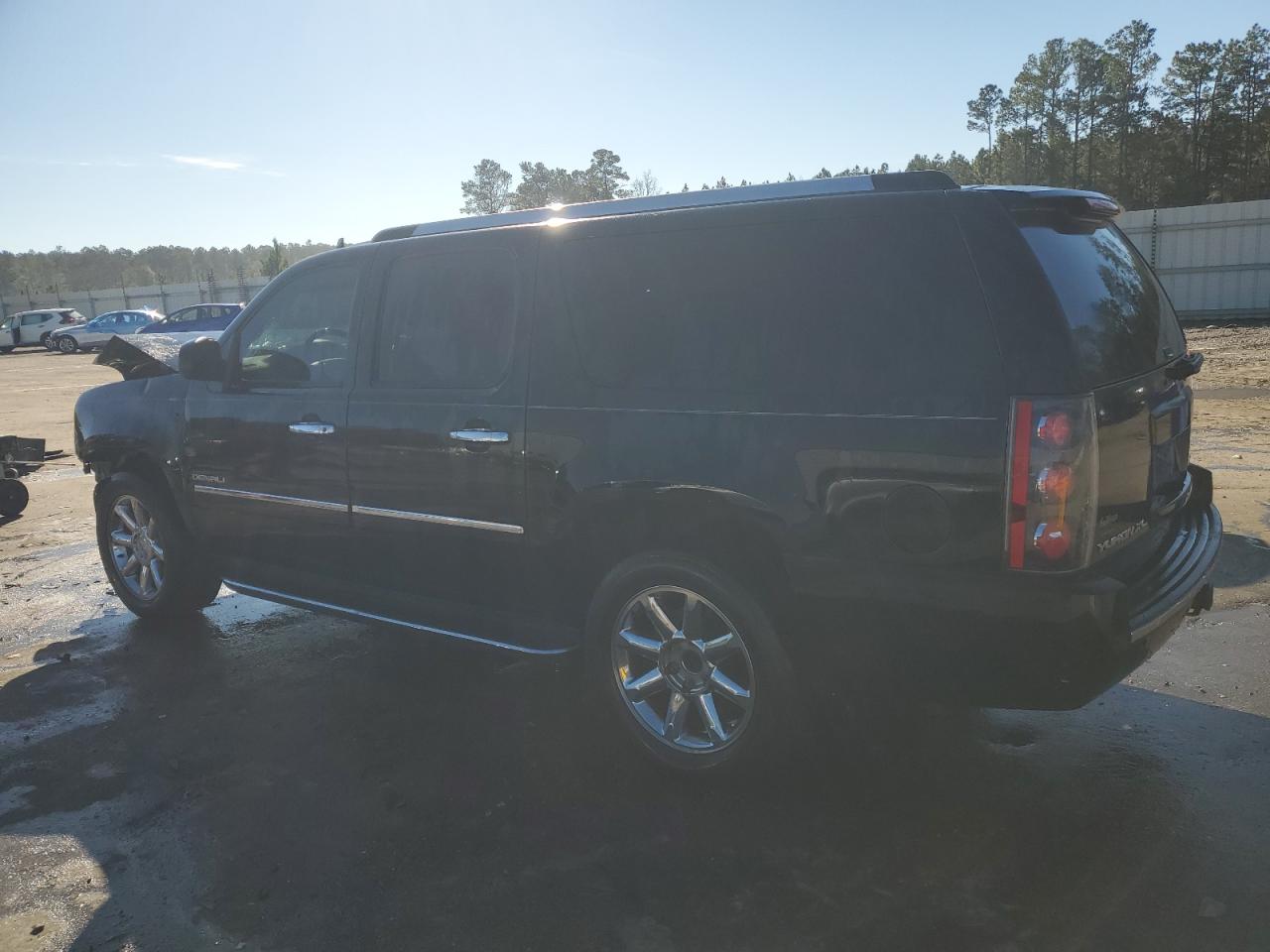 2011 GMC Yukon - Image 2