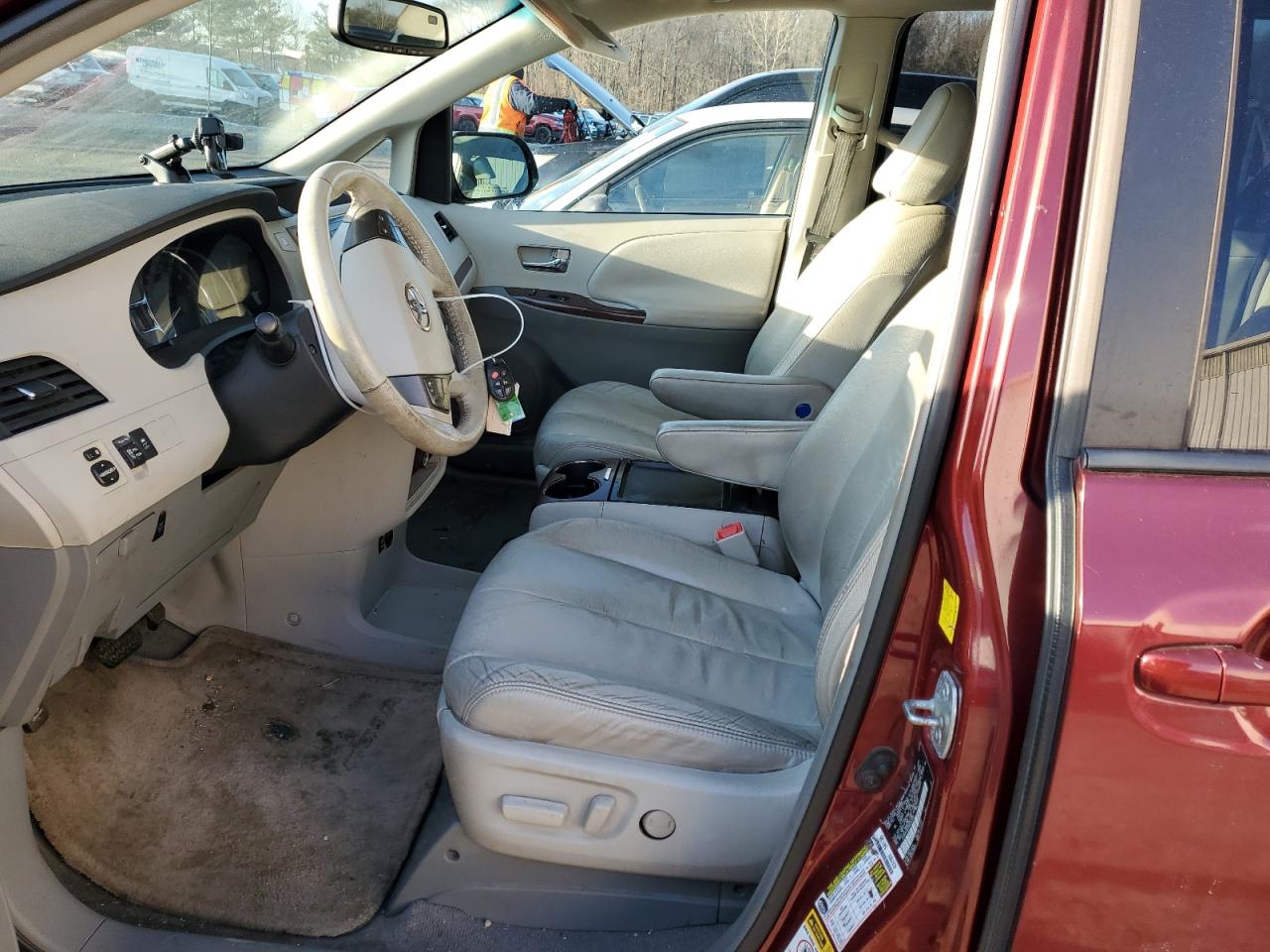 2011 Toyota Sienna - Image 7