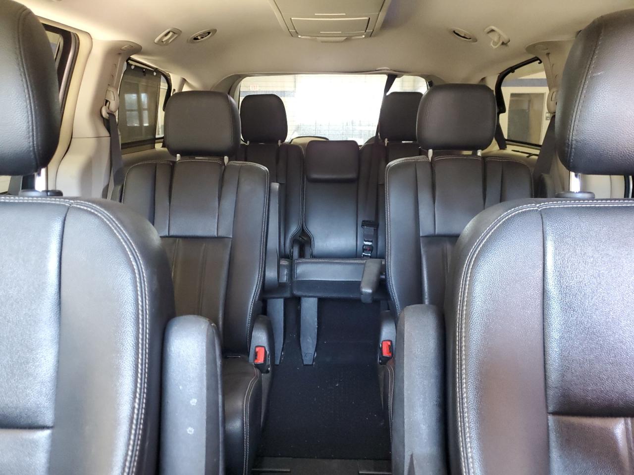 2016 Chrysler Town & Country - Image 10