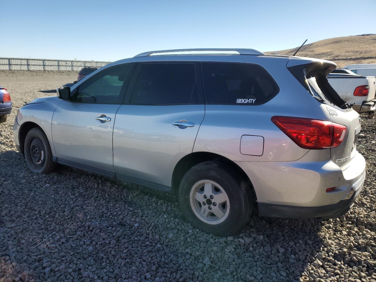 2017 Nissan Pathfinder - Image 2